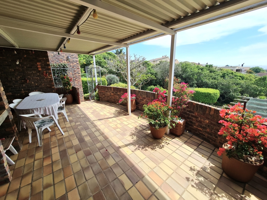 4 Bedroom Property for Sale in Wavecrest Eastern Cape